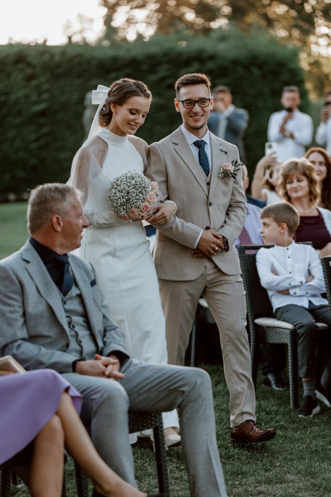 Az ifjú pár bevonulása a kerti szertartásra