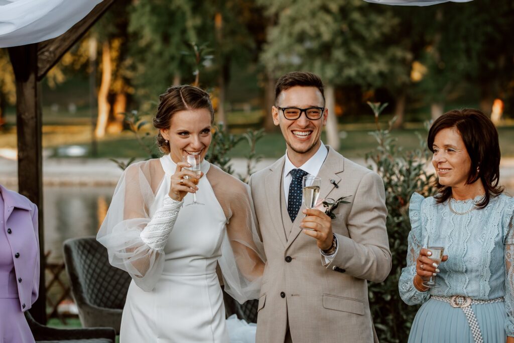 Koccintás a jegyespárral a kerti fogadáson