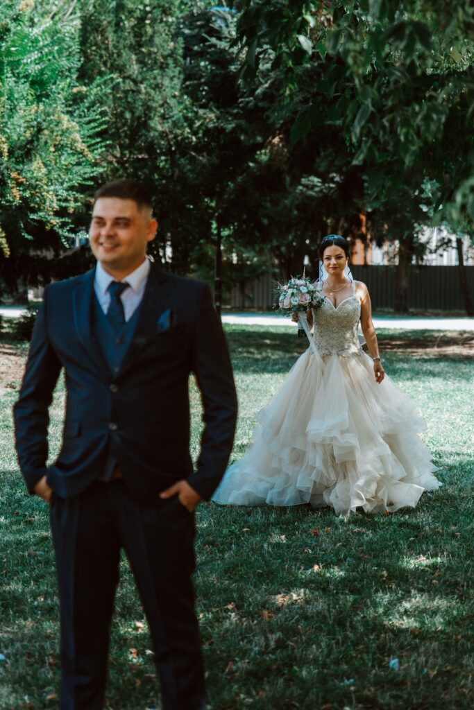 A vőlegény először pillantja meg a menyasszonyt