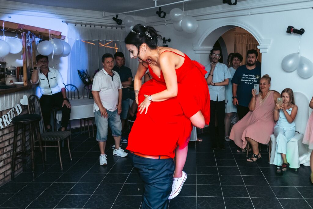 Vidám pillanat a lakodalmi teremben