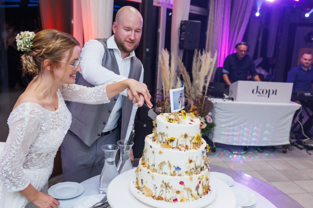 Tortavágás a virágos tortával