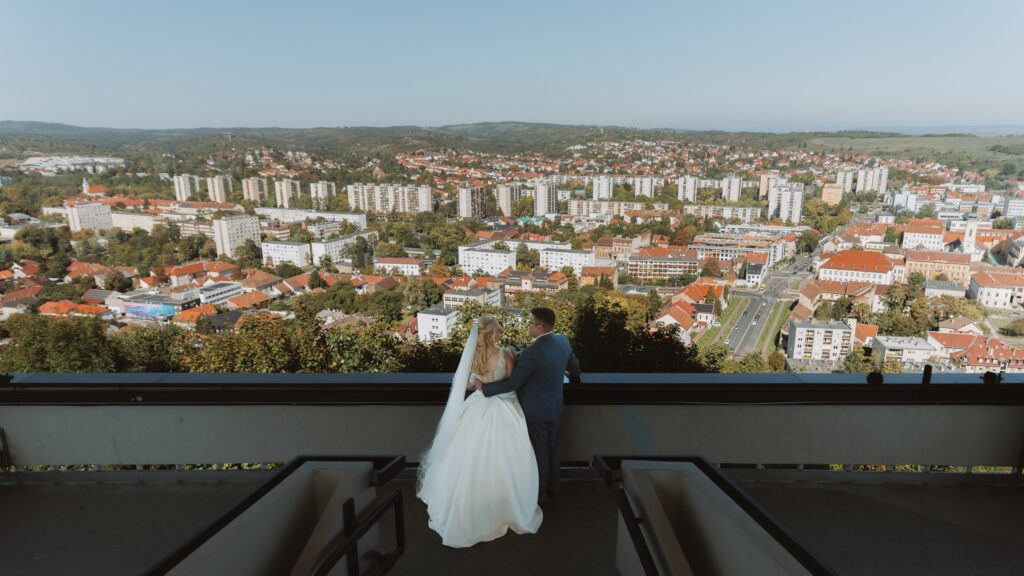 Az ifjú pár a kilátóból nézi a várost
